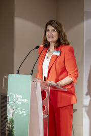 Anna-Escribano-CEO-RAFESA-Jornada-Sostenibilidad-Beauty-Cluster.jpg