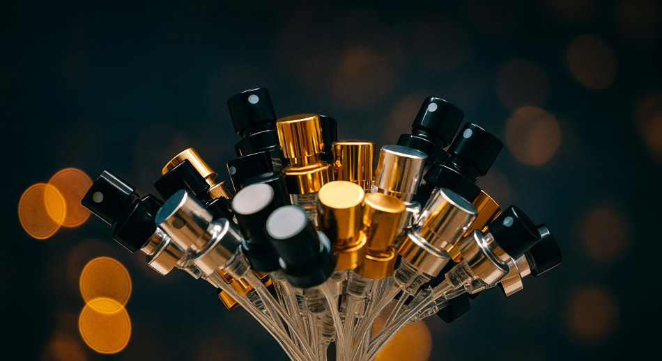 Perfume pumps with gold and black finishes, representing premium design and short series.